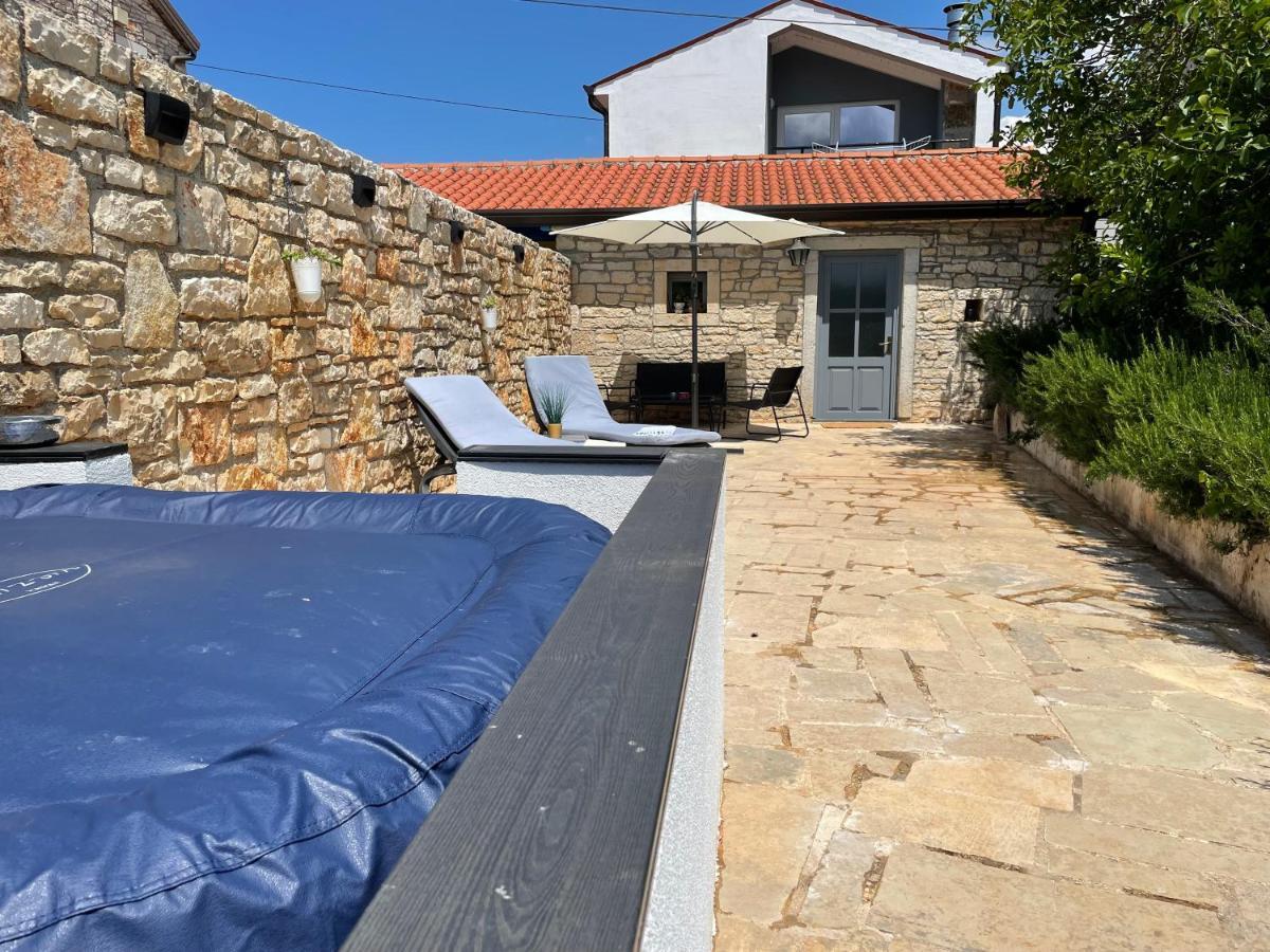 Holiday Home Ava1 With Pool & Holiday Home Ava2 With Whirlpool Baderna Eksteriør billede